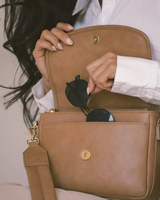 Sac à bandoulière personnalisé avec logo, rabat marron, sangle réglable, quincaillerie dorée, sac à main décontracté, fabricant OEM ODM