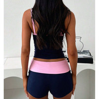 Ensemble décontracté 2 pièces pour femme avec logo personnalisé, coloris contrastants, haut court et short moulant au-dessus du genou