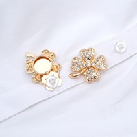Cubrebotones Xuya, Nuevo Estilo, con Incrustaciones de Diamantes, Trébol de Cuatro Hojas, Metal, Tipo Broche, Elegante y de Alta Gama