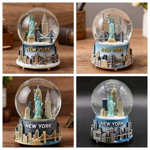 Bola Salju Kota New York dari Resin dengan Alas Patung, Suvenir Bola Salju NYC Amerika yang Dapat Dipesan Sesuai Keinginan - Product Image 1