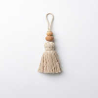 Ornement suspendu minimaliste en coton avec pompons et perles en bois pour la décoration intérieure du salon