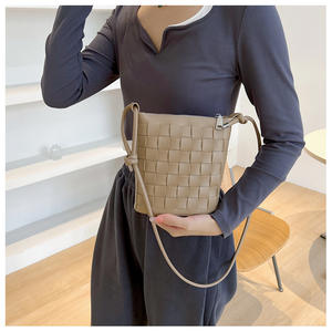กระเป๋าถือทรงถัง <span class=keywords><strong>ด</strong></span>ีไซน์<span class=keywords><strong>ใหม่</strong></span> กระเป๋าถือ<span class=keywords><strong>หนัง</strong></span>สานทรงถัง กระเป๋าถือสะพายไหล่ผู้หญิง ทำจากหนัง PU - Product Image 3