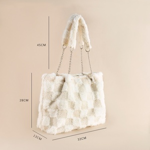 Túi xách sang trọng được kiểm tra trong một màu kem mềm mại với thiết kế chuỗi trắng thời trang và dễ thương - Product Image 2