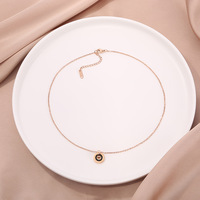 Collier de couple populaire européen et américain en acier inoxydable plaqué or rose avec pendentif double anneau chiffres romains, simple et élégant