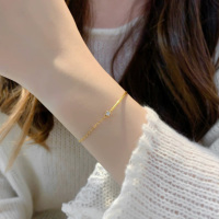 Bracelet chaîne rectangulaire minimaliste pour femmes en acier inoxydable plaqué or 18 carats avec pendentif rond en forme de cœur