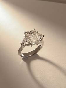 Bague moderne en or avec diamant émeraude taille brillant, pierre de laboratoire sertie à griffes, pour femme, idéale pour mariage, fiançailles et soirées - Product Image 5