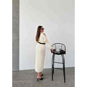 เดรสไหมพรมรัดเข็มขัด สีเบจ สไตล์ลำลอง คอเต่า แขนเว้า ความยาวปานกลาง - Product Image 3