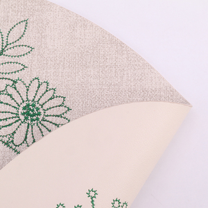 Tovaglietta Rotonda Lavabile in Similpelle con Ricamo Botanico, Tappetino da Tavolo con Ghirlanda Floreale per Ristoranti, Colore Personalizzabile - Product Image 5