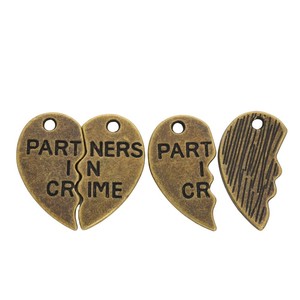 Ciondolo a Cuore Spezzato con Scritta 'Partners In Crime' in Lega Argento Anticato <span class=keywords><strong>e</strong></span> Bronzo per Collane Regalo per Migliori Amici - Product Image 3