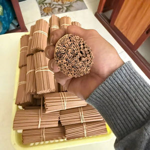 Bâtons d'encens au bois de santal anti-stress à usage religieux avec des senteurs herbales apaisantes 100% naturelles pour le bien-être spirituel - Product Image 1