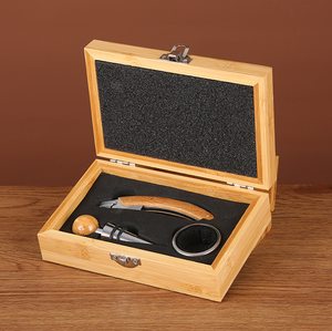 Coffret Cadeau de <span class=keywords><strong>Vin</strong></span> <span class=keywords><strong>Personnalisé</strong></span> OEM en Gros, Fabrication Chinoise, Comprend une Boîte en Bois pour Mariage, Accessoires à <span class=keywords><strong>Vin</strong></span> en Bambou, 5 Pièces Tire-Bouchons et Ouvre-Bouteilles - Product Image 3