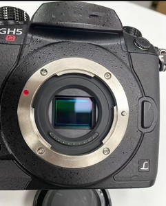 Appareil photo numérique Lumix GH5S à capteur CMOS quatre tiers, 4K, 10MP, en vente flash - Product Image 2