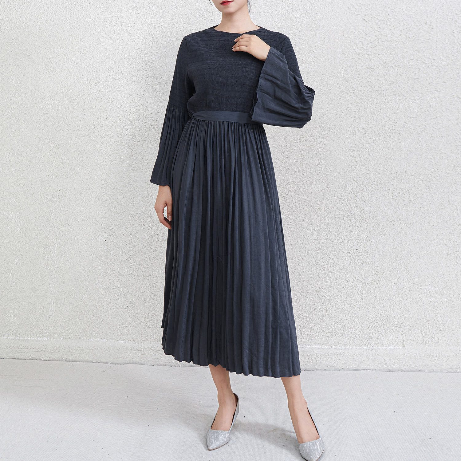 สีเทาเข้ม