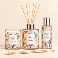 Coffret Cadeau Parfum Maison Aikun en Verre Floral Enroulé de Ruban, Trois Pièces, avec Bougie Parfumée, Diffuseur à Bâtonnets et Spray d'Ambiance OEM ODM