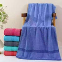 Serviette de Bain en Coton en Gros Prête à l'Expédition 70x140cm 370g Bordure Satinée Douce et Absorbante Plusieurs Styles pour Usage Domestique et Hôtelier