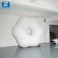 Modèle de nuage de fleurs gonflable blanc personnalisé pour installation artistique paysagère d'événements extérieurs