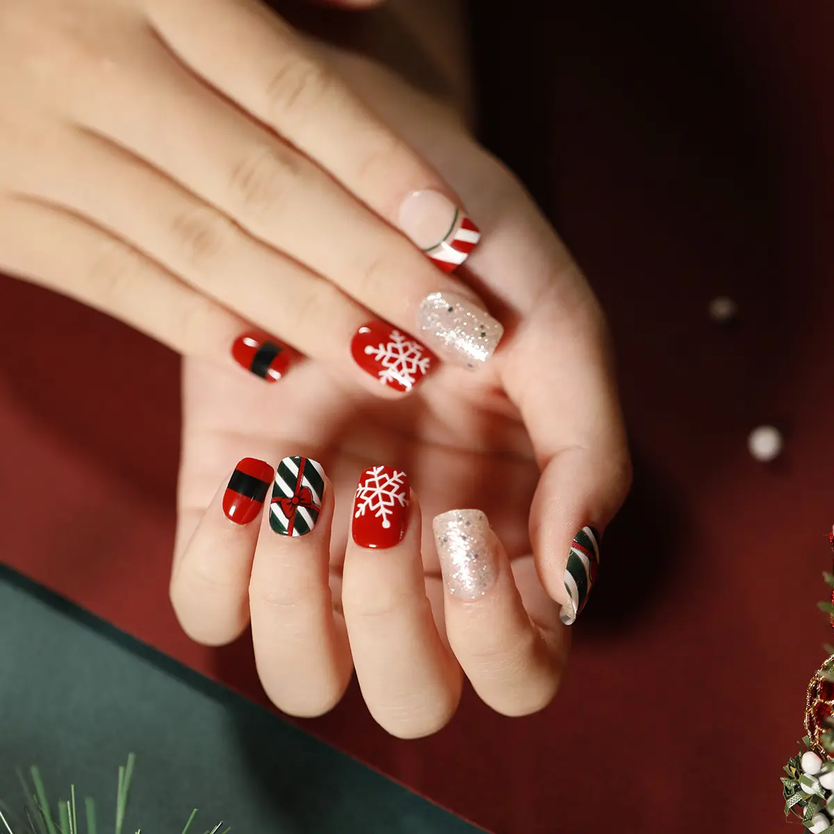 Короткие квадратные рождественские накладные ногти, полное покрытие, искусственные ногти для женщин и девочек 24 шт.