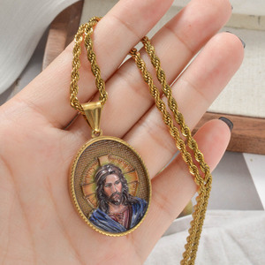 Collar de acero inoxidable con colgante de medallón ovalado con diseño de Jesús, cruz y halo, chapado en oro, con cuerda trenzada, para venta al por mayor - Product Image 1