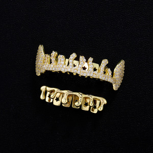 กริลล์ซสำหรับฟัน ชุดสีทอง ลายดาวแบบไม่สมมาตร ดีไซน์เรขาคณิต ประดับด้วยไมโครอินเซิร์ต เหมาะสำหรับงานปาร์ตี้ ใช้ได้ทั้งชายและหญิง กริลล์ซคุณภาพดี - Product Image 1