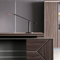 Scrivania direzionale a forma di L in legno scuro con mobiletto laterale per ufficio manager