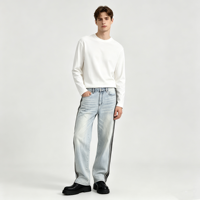 Jean pour homme à rayures latérales, en denim délavé clair, coupe slim fuselée, cinq poches, détails rivets et bande latérale contrastante