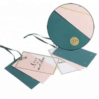 Bordure en feuille d'or avec logo personnalisé sur PVC transparent et étiquette volante en carton papier avec goupille à cordon de ruban