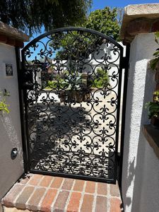 Élégante porte de jardin miniature en fer forgé pour bordures de chemin de paysage résidentiel - Product Image 4