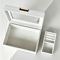 Boîte à bijoux personnalisée en cuir PU blanc avec fenêtre en verre et plateau amovible, boîte de rangement pour bagues, boucles d'oreilles, colliers