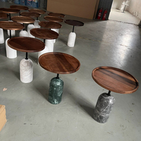 Petite table basse carrée ronde en bois massif de style italien personnalisée avec dessus en marbre