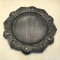 Assiette de présentation décorative vintage en vert sauge, creuse, sculptée, à motifs baroques et bordure dorée, pour la décoration de table de banquet