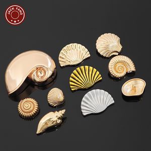 Botones Metálicos de Lujo con Forma Irregular, Botones de Concha con Logotipo Grabado Personalizado para Accesorios de Ropa - Product Image 1