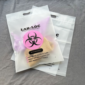 Bolsas de plástico mate esmerilado personalizadas al por mayor con asa troquelada y cierre adhesivo para extensiones de cabello - Product Image 3