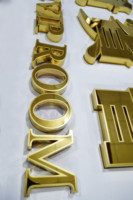 Lettres 3D personnalisées en bande LED (acier inoxydable 304/316, épaisseur 20-80 mm) pour la conception de panneaux publicitaires extérieurs de centres commerciaux