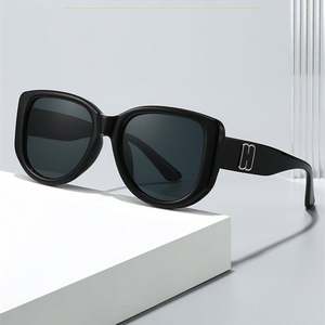 Lunettes de soleil carrées surdimensionnées vintage punk avec logo personnalisé 2025, protection UV400, rivets, pour hommes et femmes - Product Image 1