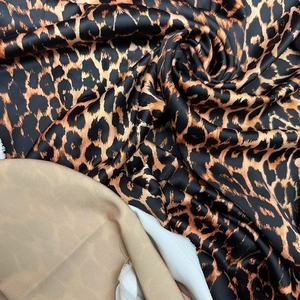 Impreso personalizado 180gsm 4 vías tela de satén elástico Popular último patrón de diseño de leopardo para mujer género Spandex - Product Image 5