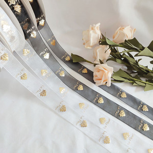 Cinta de Organza a Cuadros Ecológica Dorada con Estampado en Relieve de Nieve/Estrella/Corazón para Decoraciones Navideñas - Product Image 5