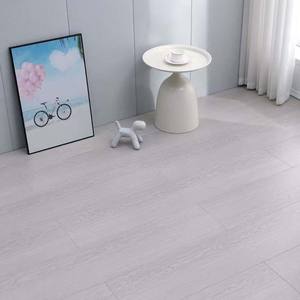 Plancher en bois massif texturé moderne et élégant à trois couches, antidérapant, confortable au toucher, pour la sécurité des personnes âgées dans la chambre et le salon - Product Image 4