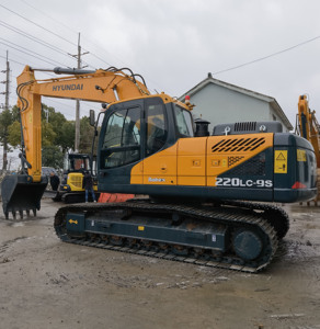 Excavatrice sur chenilles Hyundai 220lc-9s d'occasion, modèle 2023, poids opérationnel de 22 tonnes, système hydraulique moyen, moteur, boîte de vitesses, PLC - Product Image 3