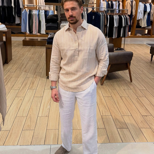 Chemise décontractée à manches longues en tricot avec logo frontal, col à revers, coupe régulière confortable pour homme, beige clair à fines rayures en lin, style Henley - Product Image 4