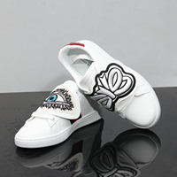 Sneakers blanches de haute qualité pour couples avec semelles en caoutchouc souple, fermeture à enfiler, bout rond, tige en PU, style toutes saisons