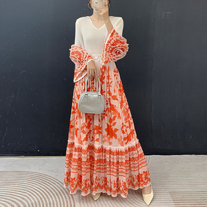 เดรสจีบพลีท Miyake รุ่นใหม่ประจำฤดูร้อนปี 2026 คอวี งานถักมืออย่างดี ลายดอกไม้ แฟชั่นทันสมัยและสง่างาม ช่วยพรางหุ่นให้ดูเพรียว - Product Image 2