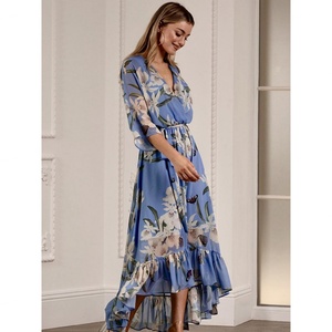 Nouvelle arrivée en stock : robe florale enveloppante à une pièce, coupe évasée, longueur moyenne, texture texturée. - Product Image 5