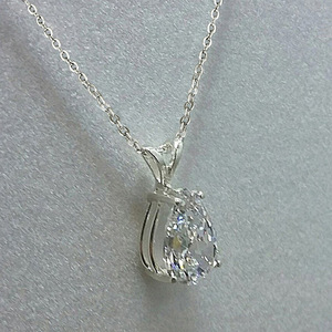 Collana con pendente in zircone a forma di pera da donna, design a goccia d'acqua, stile minimalista, elegante, gioielli da indossare ogni giorno - Product Image 4