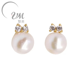 Pendientes de tuerca de perlas simples de plata 925, chapados en oro clásico con lazos pequeños, dulces y encantadores para los desplazamientos diarios - Product Image 1