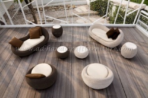 ชุดโซฟาหวายโพลีสำหรับกลางแจ้งที่ทันสมัยวัสดุพลาสติกหวายกรอบอลูมิเนียมเคลือบผงกระจกนิรภัยสำหรับห้องนั่งเล่น - Product Image 2