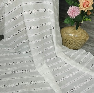 Tela de Encaje Bordado de Algodón Jacquard Floral Geométrico 9088, Color Blanco Suave para Camisetas y Vestidos de Novia - Product Image 3
