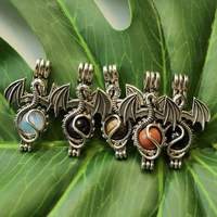 Cadre en acier inoxydable de conception unique pendentif en pierre naturelle avec breloque en pierre précieuse ptérosaure