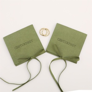 PUPPYSEW 50 pochettes à bijoux personnalisées en microfibre verte, sacs d'emballage pour bijoux de style enveloppe avec ruban, sac à bijoux avec logo - Product Image 1