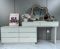 Table de maquillage contemporaine en MDF laqué avec miroir éclairé et tiroirs pour hôtels (personnalisable)
