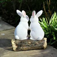 Statue en résine de lapins blancs s'embrassant - Design sur base en bois, décoration romantique adorable pour les jardins, les parterres de fleurs et les coins de patio